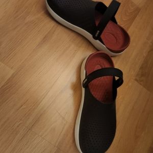 Crocs color black and white.